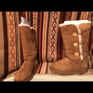 Size 11 Bailey Button Triplet UGGs !